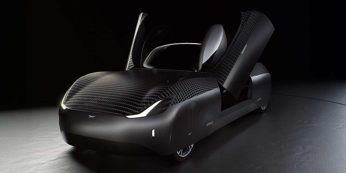 Auto elettrica futuristica, design aerodinamico e innovativo, veicolo di concept con porte a ali di gabbiano, tecnologia avanzata e stile rivoluzionario.