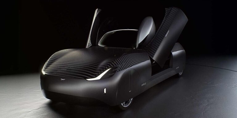 Auto elettrica futuristica, design aerodinamico e innovativo, veicolo di concept con porte a ali di gabbiano, tecnologia avanzata e stile rivoluzionario.