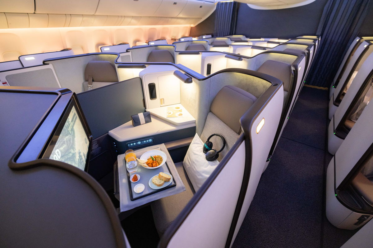 Schermata di Aria Suite di Cathay Pacific con sedili comodi e confortevoli, offre un'esperienza di volo premium, servizi esclusivi, e intrattenimento a bordo. Perfetto per viaggi di lusso.
