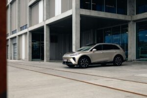 Auto familiare moderna, veicolo spazioso e di tendenza, perfetto per famiglie e city driving, ideale per chi cerca comfort e stile.