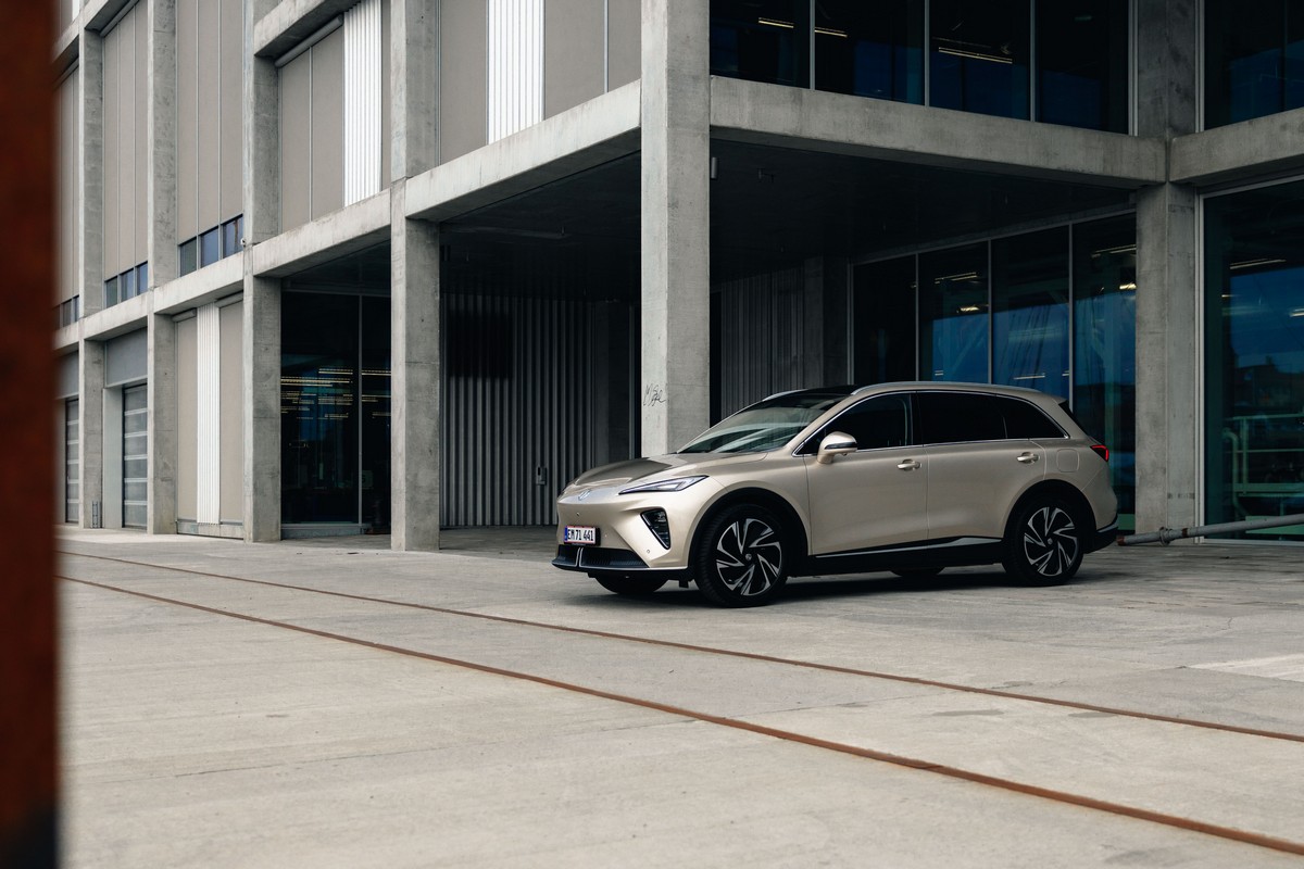 Auto familiare moderna, veicolo spazioso e di tendenza, perfetto per famiglie e city driving, ideale per chi cerca comfort e stile.