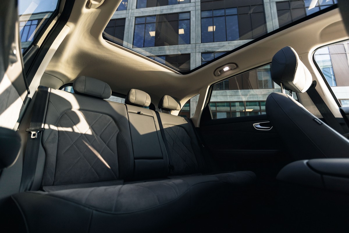 Auto SUV con grande pannello panoramico e sedili confortevoli, ideale per viaggi lunghi e comfort di alto livello.