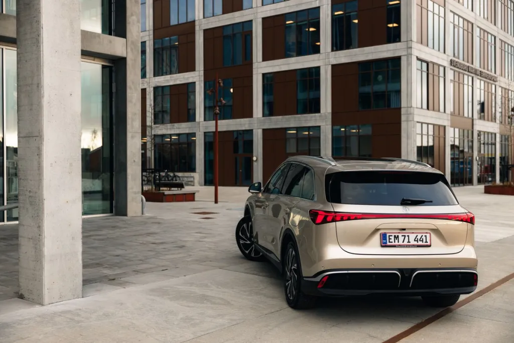 Automobile elettrica di design urbano con linee eleganti e tecnologia avanzata, perfetta per la mobilità sostenibile in ambiente urbano.