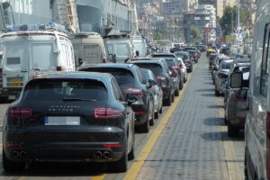Auto di lusso nero parcheggiate in una fila lungo la strada in città.