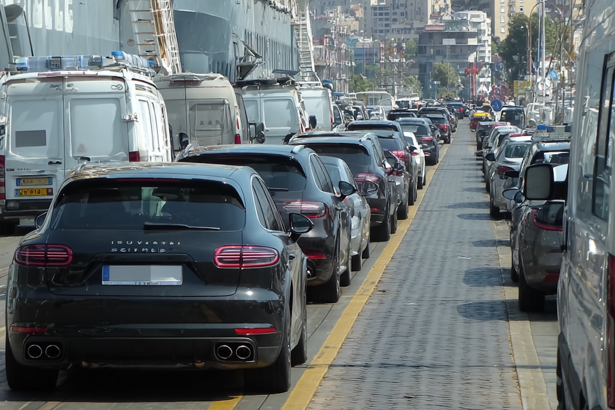 Auto di lusso nero parcheggiate in una fila lungo la strada in città.