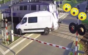 Un furgone bloccato sui binari mentre sta per essere colpito da un treno in Polonia