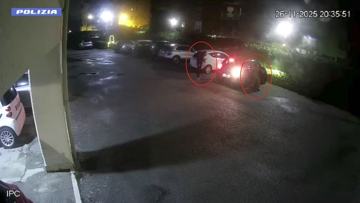 Auto nuovamente saccheggiata, intervento della Polizia di notte.