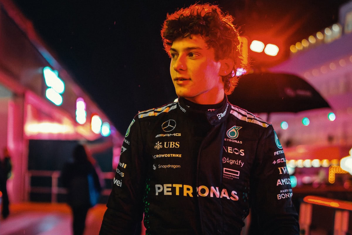 Motorsport F1 Kimi Antonelli in notturna, Mercedes, vetture da corsa, passione automobilistica.