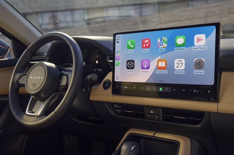 Display infotainment touchscreen montato sull’interno di un’auto Mazda CX-5, con interface Apple CarPlay.