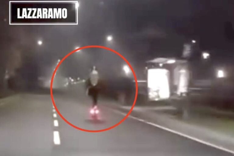 Immagine di uno scooter che sfreccia di notte su strada asfaltata con illuminazione pubblica, evidenziato da un cerchio rosso, in contesto urbano o periferico.