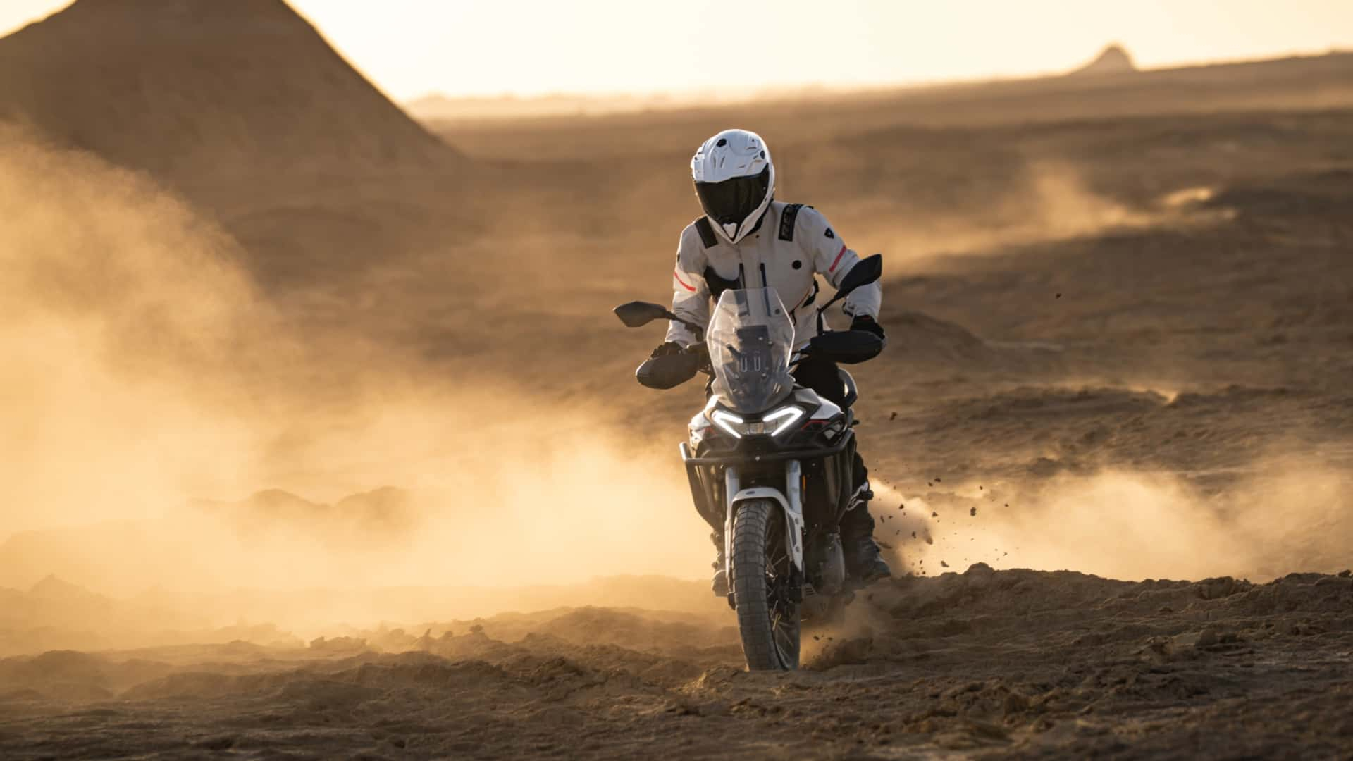 Motociclista su Morbidelli T352X in azione su terra sabbiosa con Dust storm.