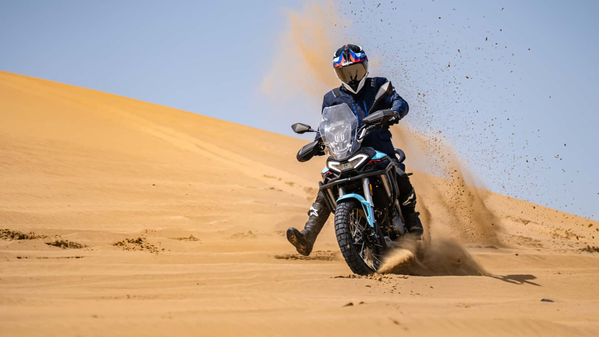 Motociclista su moto da adv Morbidelli T352X affronta le dune di sabbia con skill e stile.