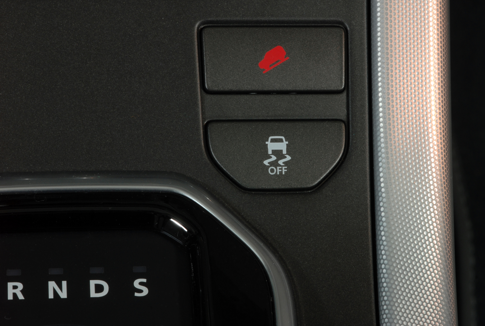 Illustrazione di pulsante di sicurezza in auto con funzione di controllo della stabilità e sistemi di sicurezza attivi.