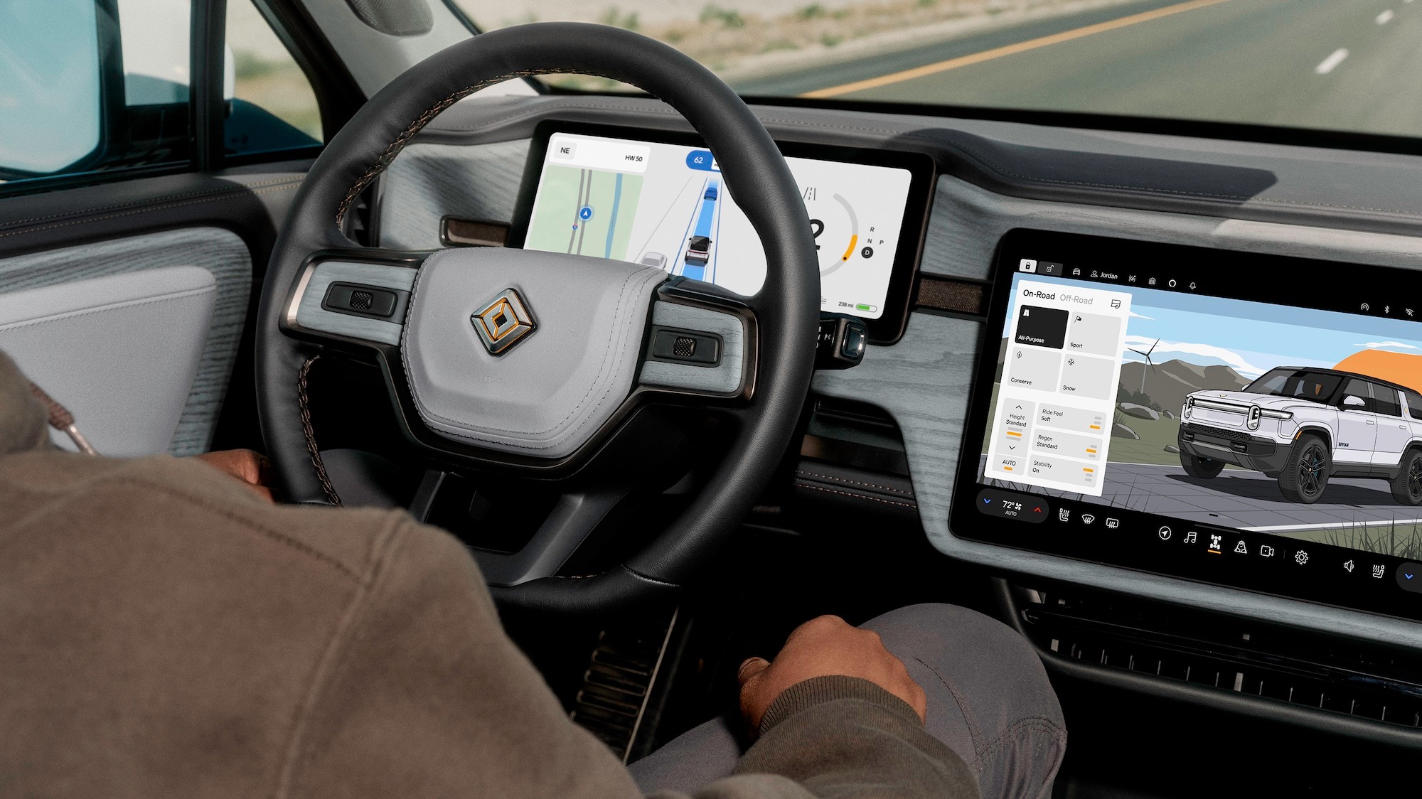 Schermo touch con sistemi di navigazione e controllo delle impostazioni del veicolo elettrico Rivian.