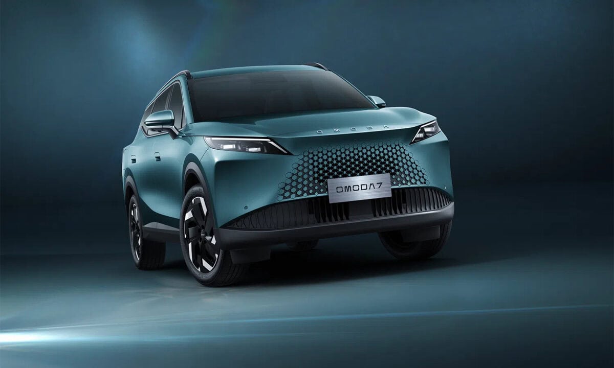 Auto SUV ibrida futuristica di Omoda 7 SHS-P con linee moderne, motore a zero emissioni e interni tecnologici, ideale per appassionati di auto elettriche innovative e sostenibili.