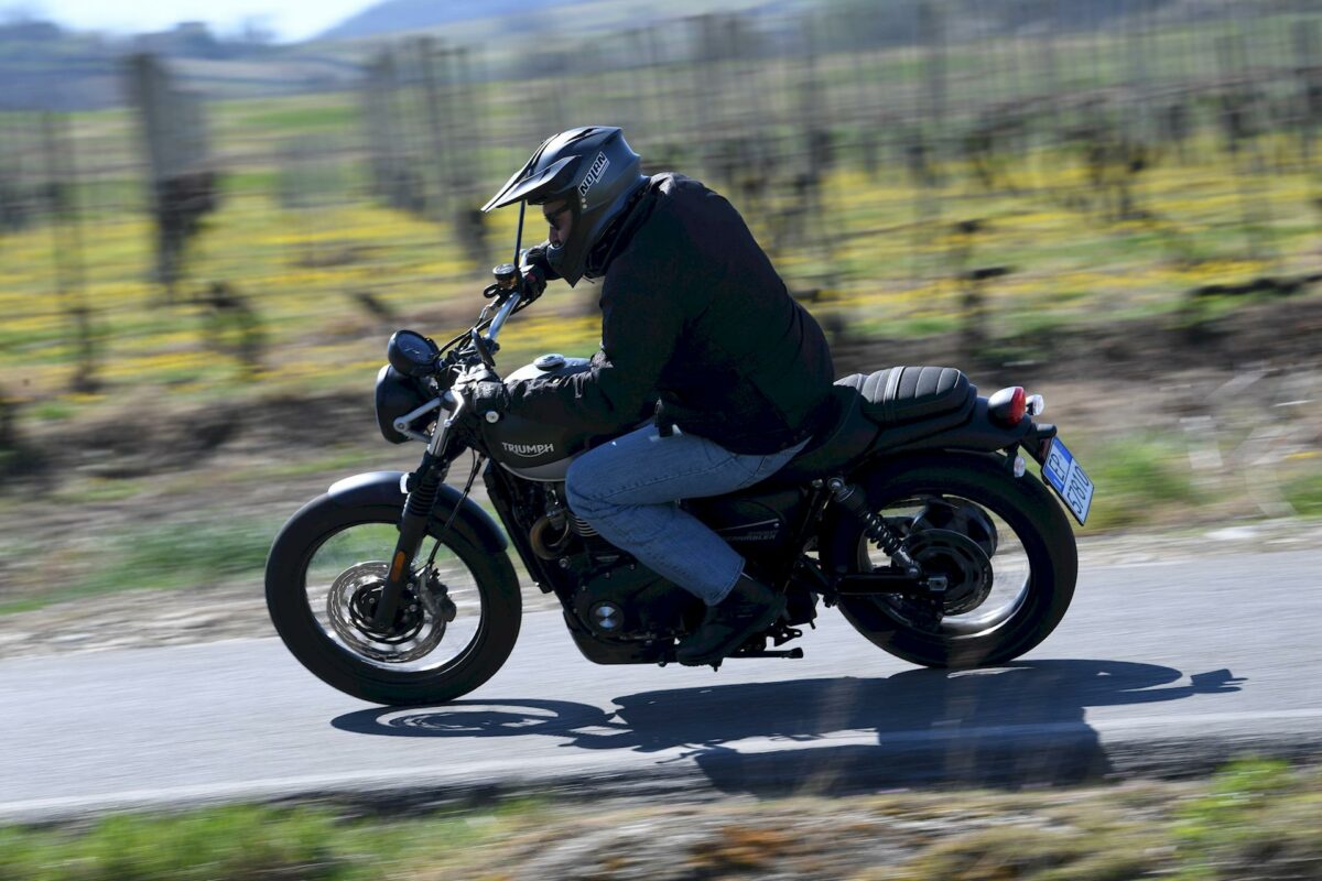 Test Triumph Street Scrambler 2019 Action