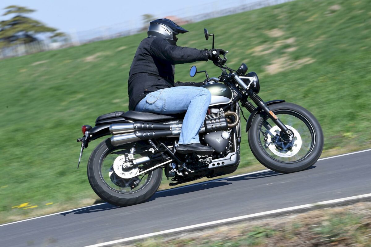 Test Triumph Street Scrambler 2019 Action