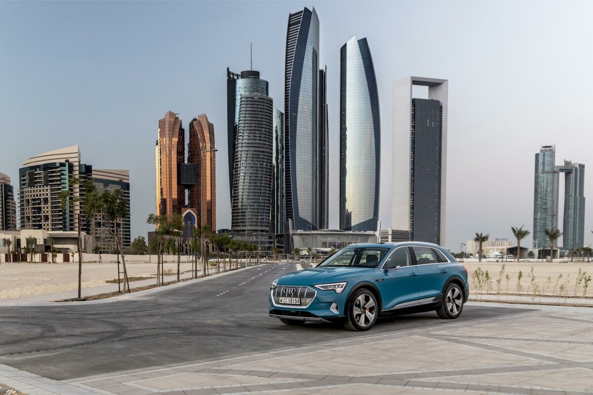  Audi e-tron 