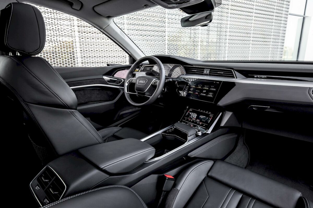  Audi e-tron 