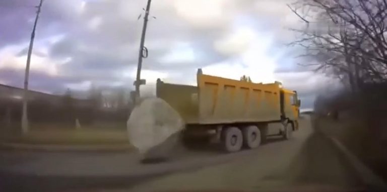 camion perde il carico
