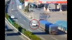 Auto taglia la strada a camion e provoca incidente pazzesco