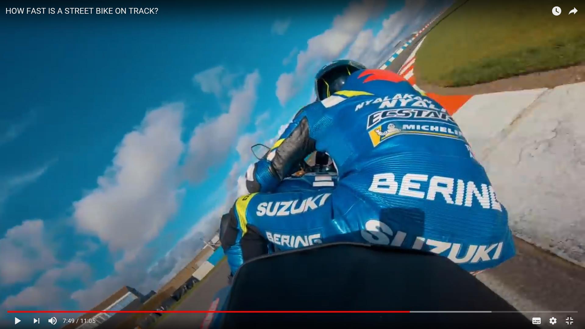 Suzuki GSX-R1000R in pista con Guintoli a Donington Park