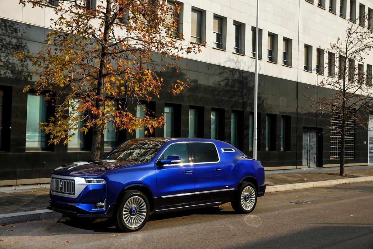 Aznom Palladium hyper limousine