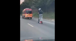 idiota in autostrada in monopattino