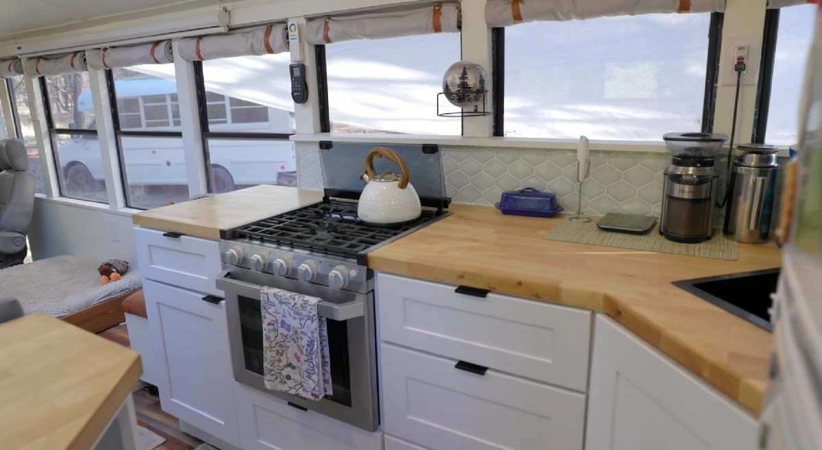 Come trasformare uno scuolabus in camper