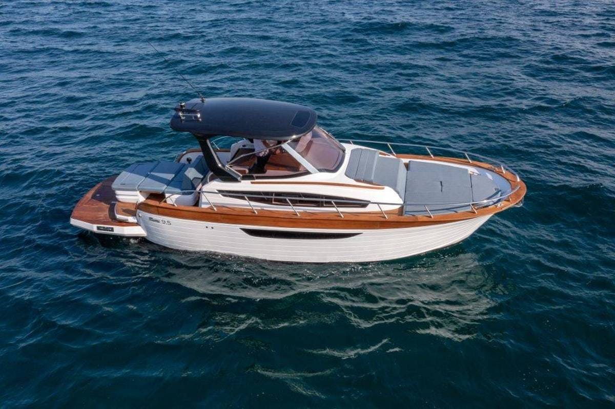 Il nuovo Libeccio 9.5 Cabin è disponibile con motorizzazione ibrida ...